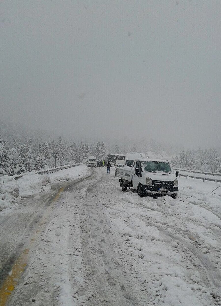 Araçlar yollarda uzun kuyruklar oluşturdu.