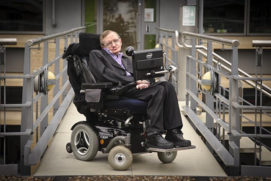 Amyotrofik Lateral Skleroz hastalığına yakalanan Hawking, cücudunun hiçbir yerini hareket ettiremiyor.