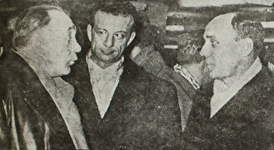 Macar takımının teknik direktörü Gustav Sebes(solda) Hasan Polat ve Eşref Aykaç