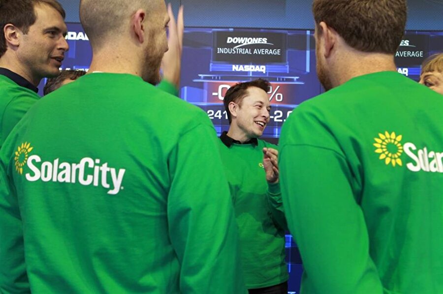 Elon Musk SolarCity şirketiyle güneş enerjili kiremit üretimini gerçekleştirdi. 