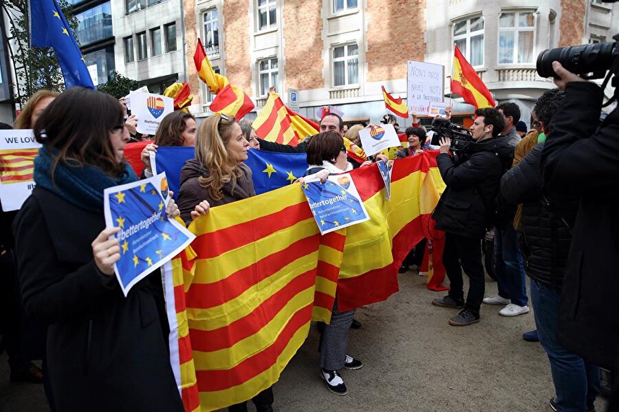 Katalonya'nın bağımsızlığını savunan 200 belediye başkanı eski Katalonya yerel hükümeti üyelerinin hapse atılmasını protesto etmek, Katalonya özerk yönetiminin eski başkanı Carles Puigdemont ile beraberindeki 4 eski bakana destek vermek ve Katalonya sorunu için uluslararası destek toplamak için Brüksel'e geldi.