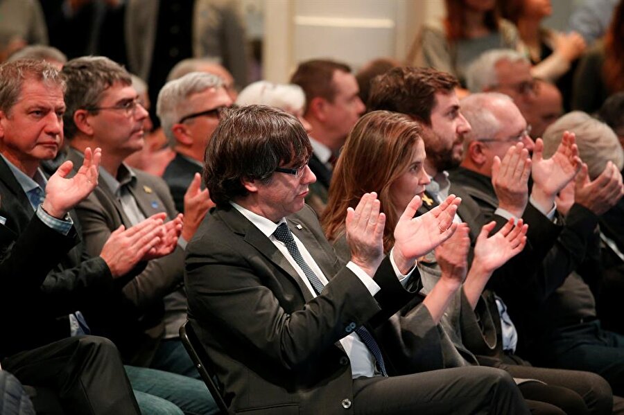 Eski Katalan lider Carles Puigdemont, kendisine destek için gelen Katalonya belediye başkanları ile Brüksel'de bir toplantıya katıldı.