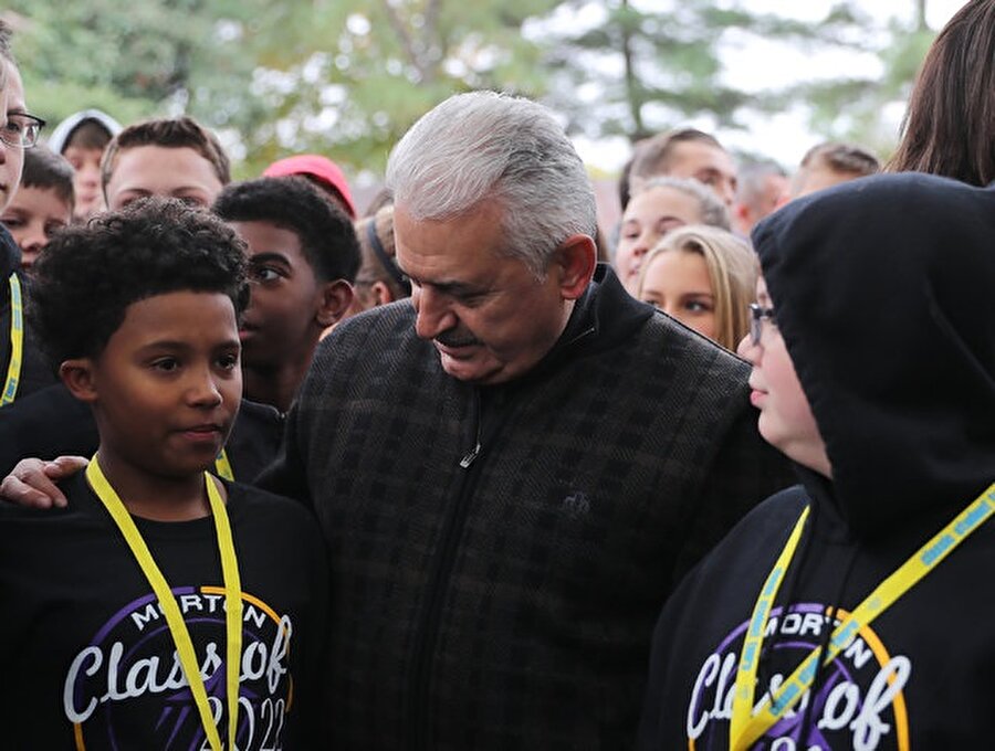 Başbakan Yıldırım, yürüyüş sırasında karşılaştığı çocuklarla sohbet etti.