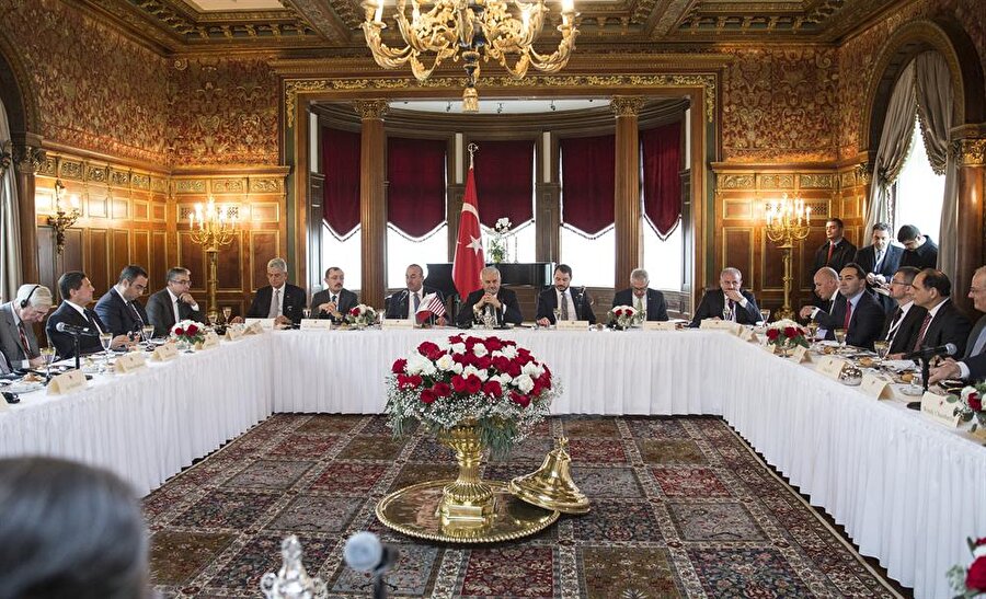 Başbakan Binali Yıldırım, resmi ziyaret için geldiği Washington'da Büyükelçilik Rezidansında düzenlenen toplantıda kanaat önderleriyle bir araya geldi. 