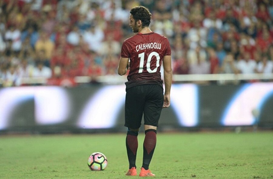 Hakan Çalhanoğlu, Milan'da da 10 numaralı formayı terletiyor.