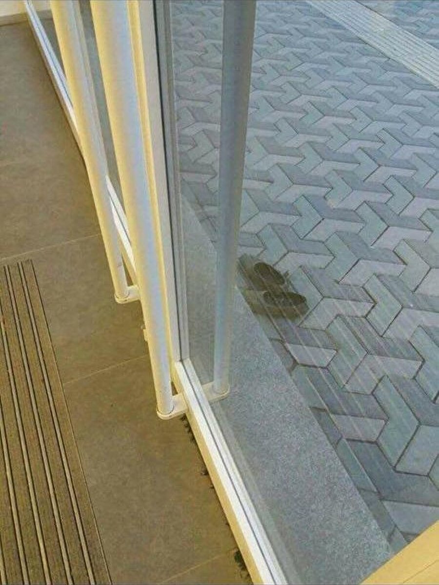 Banka çamur olmasın diye ayakkabılarını kapının önünde çıkarttı.