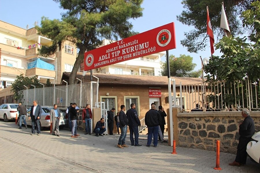  Pamuk yığınının altından çıkarılan ceset, otopsi yapılmak üzere Şanlıurfa Adli Tıp Kurumu morguna kaldırıldı.