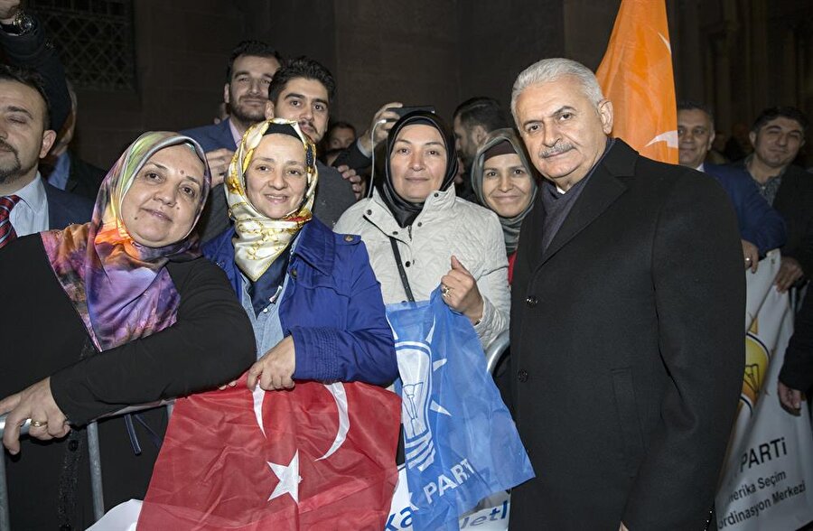 Başbakan Yıldırım, kendisini karşılayan Türklerle fotoğraf çektirdi.