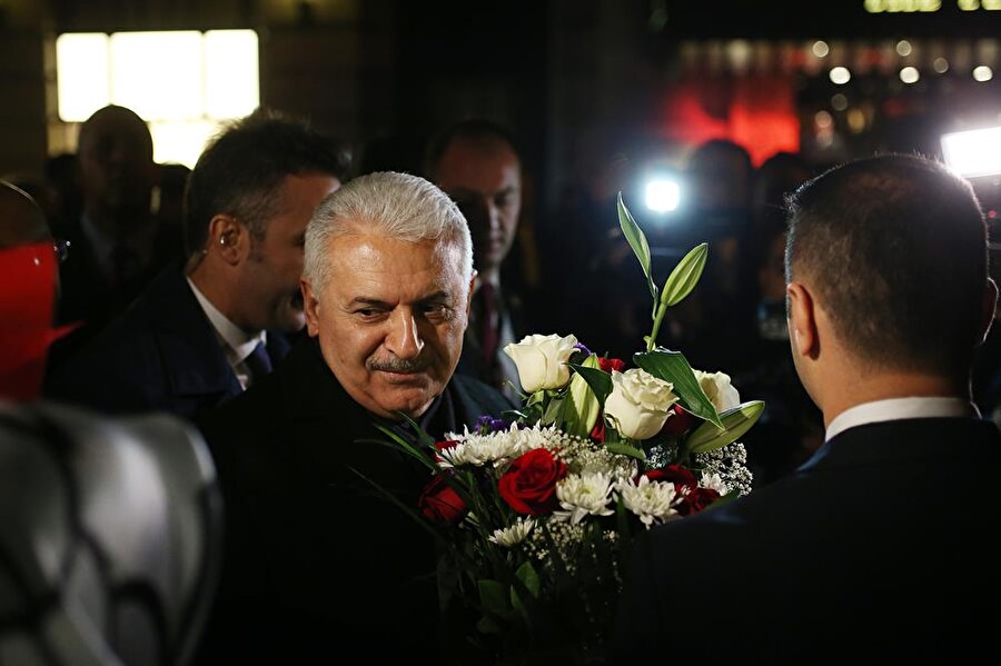 Başbakan Yıldırım, AK Parti Kuzey Amerika Seçim Koordinasyon Merkezi (SKM) Başkanı Levent Ali Yıldız tarafından kendisine takdim edilen çiçeği Los Angeles'tan gelen Türk bir kadına verdi.