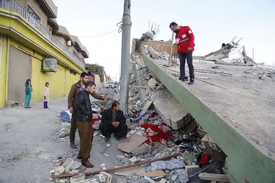 Irak'ta meydana gelen depremin en şiddetli yaşandığı Süleymaniye ilinin Derbendihan ilçesinde depremde onlarca ev hasar görürken bir apartman yıkıldı. Bölgeye ilk uluşan yardım kuruluşu olan Türk Kızılay'ına bağlı öncü ekip bölgede incelemelerde bulundu.
