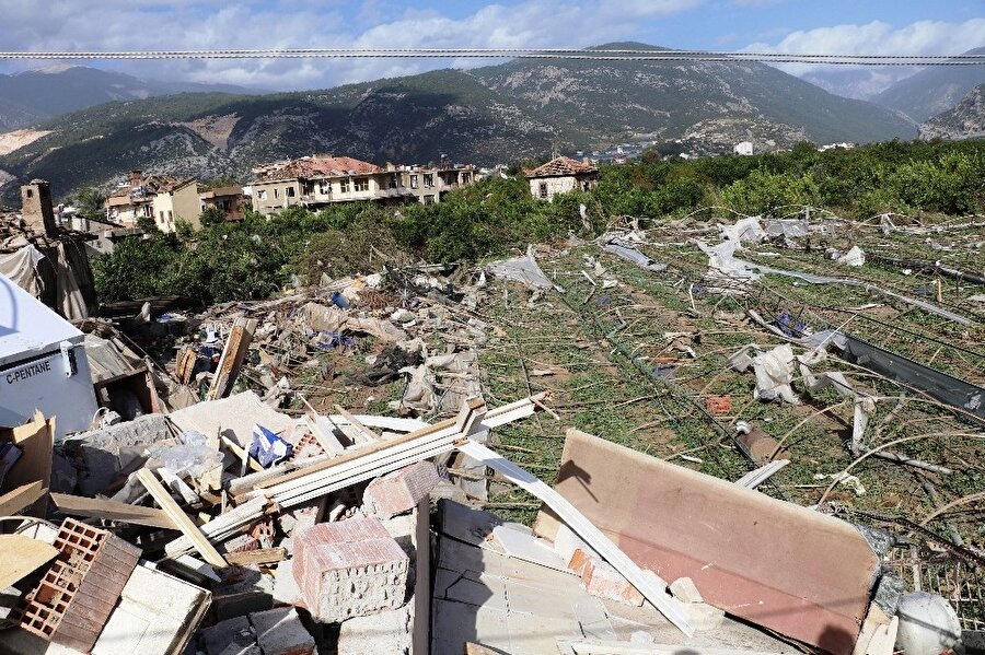 Antalya'da yaşanan afet çiftçilerin seralarına büyük zarar verdi.