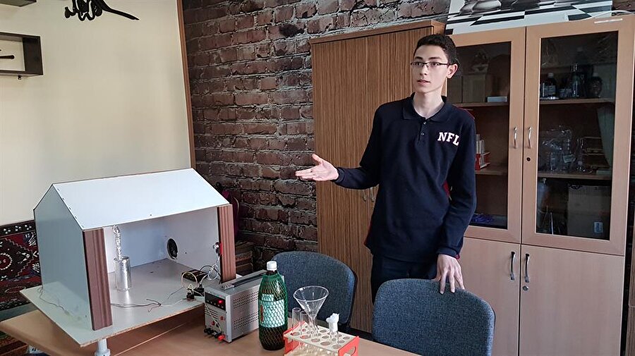 Açıkgöz'ün proje kapsamında ürettiği cihaz, kapalı alanlardaki zehirli havayı sensörler sayesinde tespit edip, otomatik olarak temizliyor.