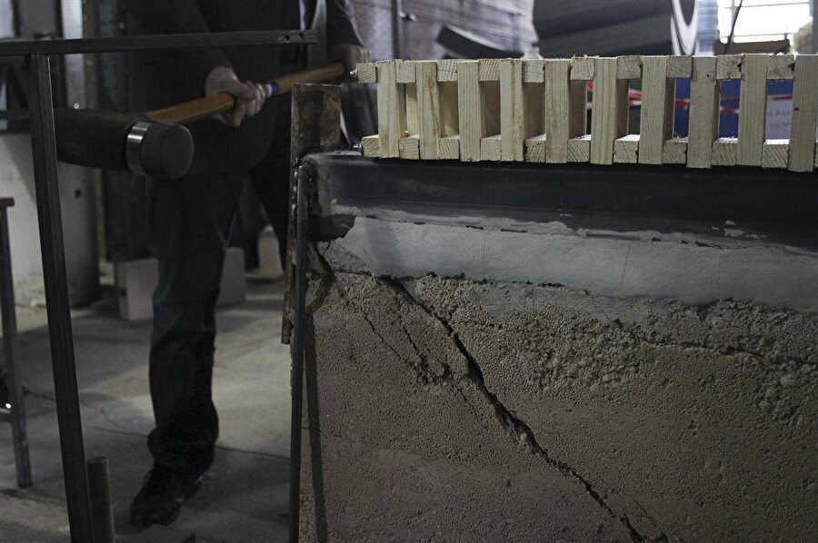 Türer, "Bu yeni sıkıştırılmış toprak teknolojisiyle çok zengin olmayan, daha düşük gelirli vatandaşlarımız da 'depreme dayanıklı ev' hakkını çok düşük maliyetle ve kendilerinin yapacağı tekniklerle elde etmiş olacaklar." dedi.