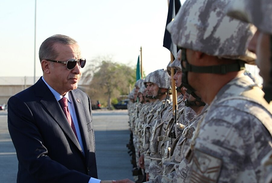 Katar’da bulunan Cumhurbaşkanı Recep Tayyip Erdoğan, Katar TSK Kara Unsur Komutanlığını ziyaret etti. Cumhurbaşkanı Erdoğan’a ziyareti kapsamında Genelkurmay Başkanı Orgeneral Hulusi Akar ve beraberinde bulunan heyet eşlik etti.