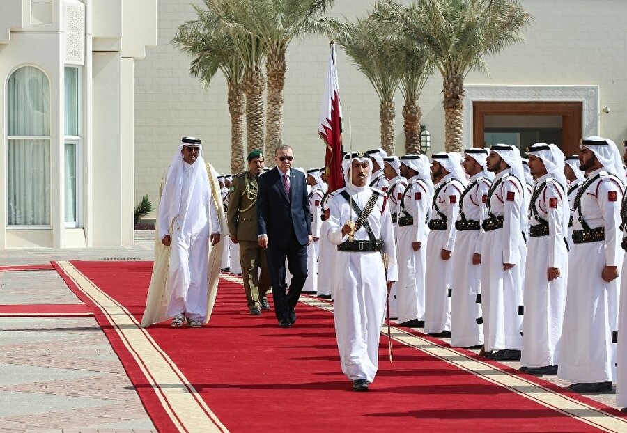 Resmi temaslarda bulunmak üzere Katar’ın başkenti Doha’da bulunan Cumhurbaşkanı Recep Tayyip Erdoğan, Katar Emiri El Sani tarafından resmi törenle karşılandı. 