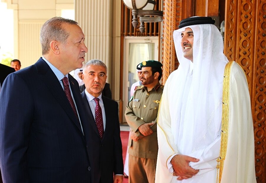 Cumhurbaşkanı Erdoğan ve Katar Emiri El Sani, baş başa görüşmelerini gerçekleştirmek ve Türkiye-Katar Yüksek Stratejik Komite 3. Toplantısı’na başkanlık etmek üzere Emirlik Divanı’na geçti. Erdoğan, Katar Emiri Şeyh Temim Bin Hamad El Sani ile bir araya geldi.