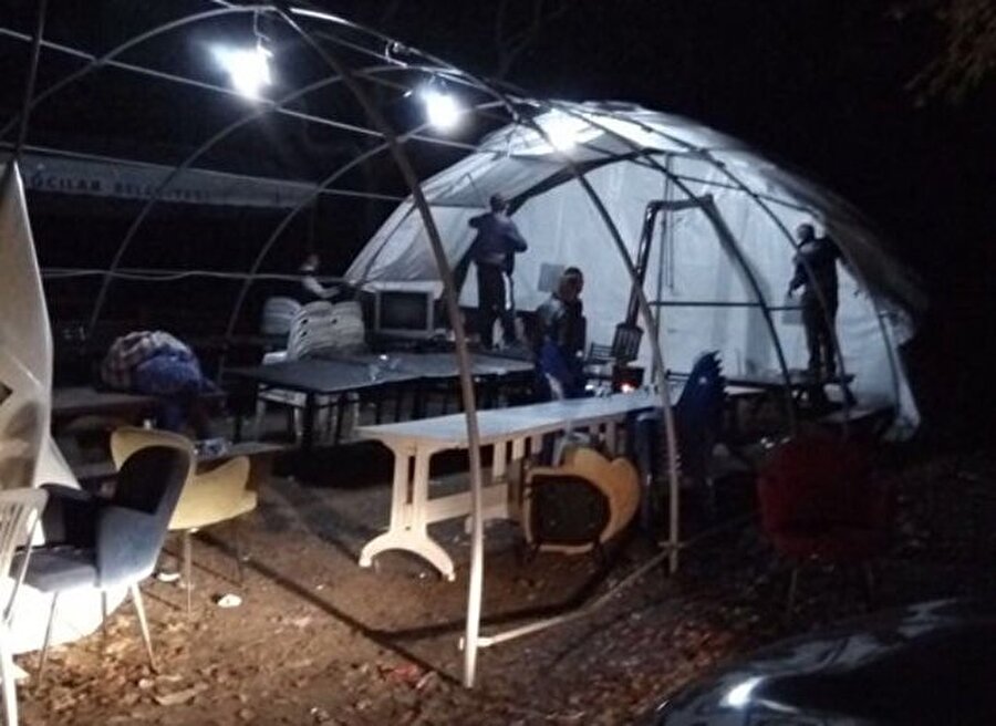 30 metrekareden fazla olduğu belirtilen çadır, polis ekipleri tarafından söküldü.