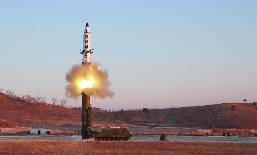 Kuzey Kore'nin karadan karaya, orta-uzun menzilli Pukguksong-2 stratejik balistik füze denemesi.