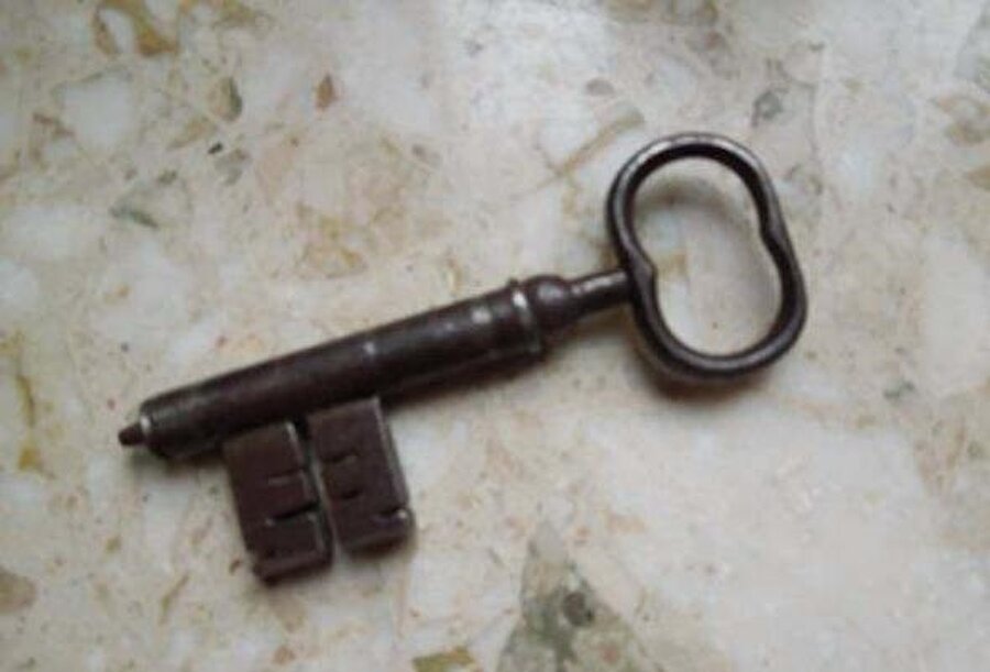 Teyzesinden kalan evi gezen adam paslı sandığa uyumlu bir anahtar buldu.