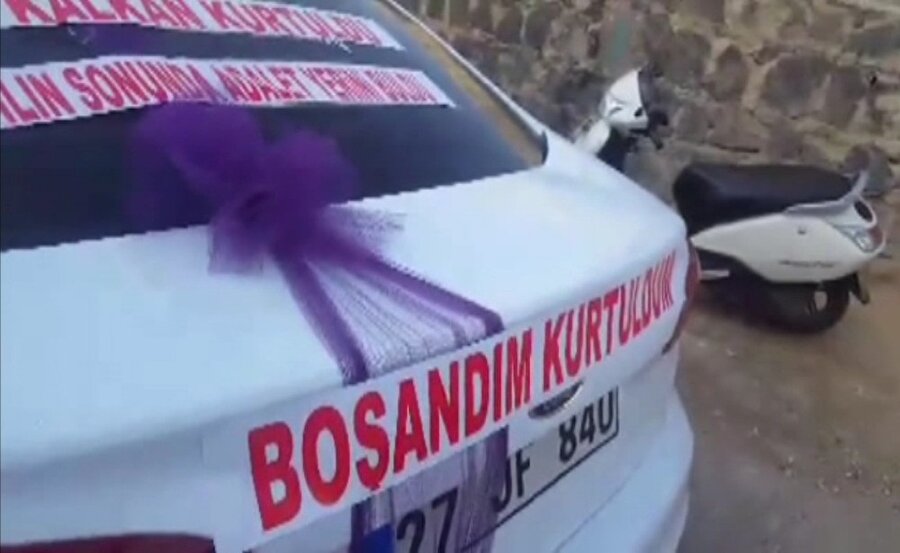 'Boşanma arabasına' "Boşandık Kurtulduk" yazıldığı görüldü.