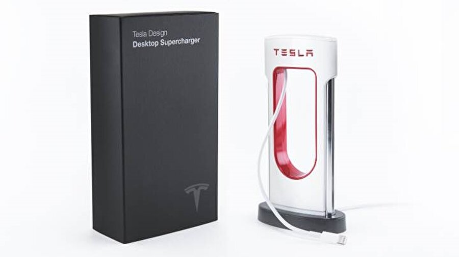 Tesla Desktop SuperCharger'ın tasarımı, özellikle Tesla otomobilleri şarj eden istasyonlarla benzerlik gösteriyor. 