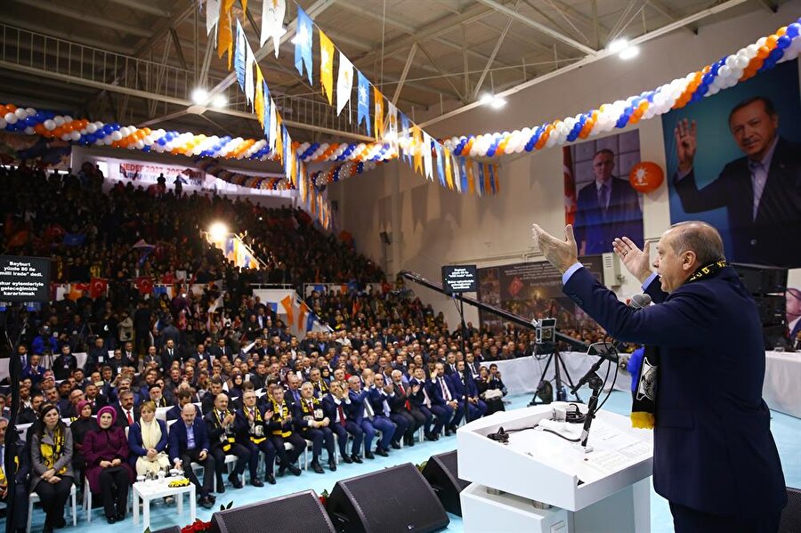 Cumhurbaşkanı ve AK Parti Genel Başkanı Recep Tayyip Erdoğan, Bayburt'ta partisinin 6'ncı olağan il kongresine katıldı. Cumhurbaşkanı Erdoğan, burada vatandaşları selamladı.