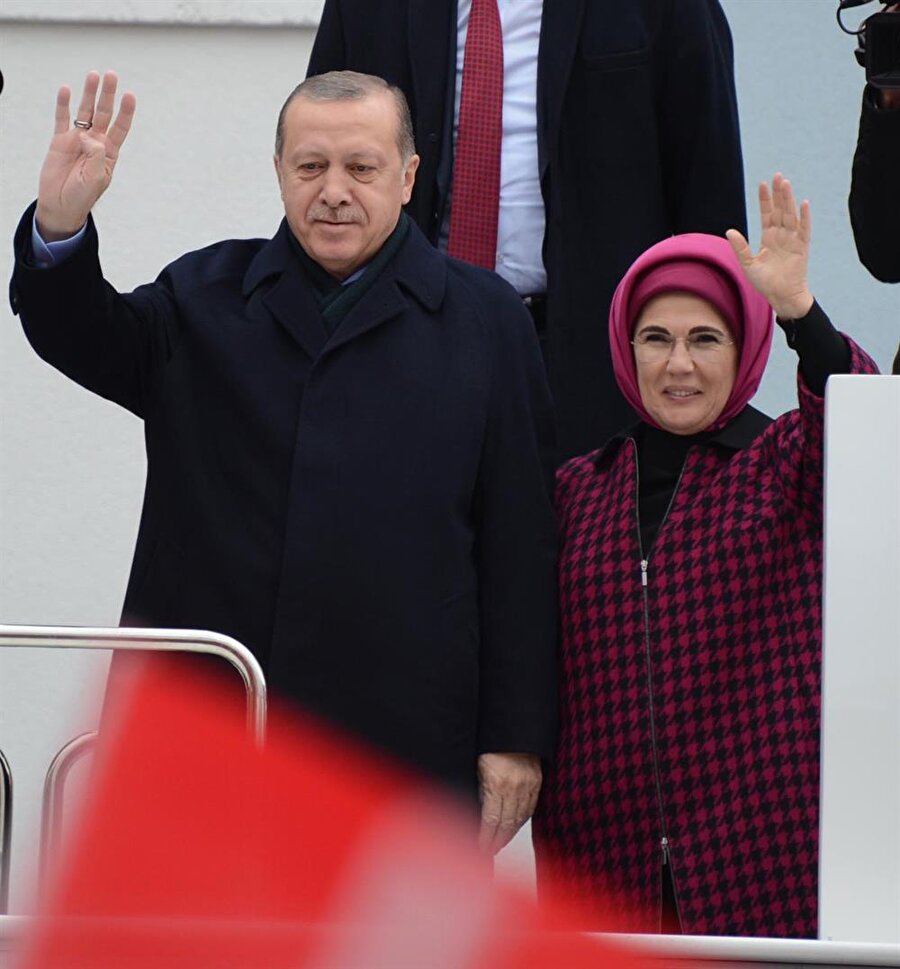 Cumhurbaşkanı ve AK Parti Genel Başkanı Recep Tayyip Erdoğan, Bayburt'ta partisinin 6'ncı olağan il kongresine katılmak üzere kente geldi. Cumhurbaşkanı Erdoğan ve eşi Emine Erdoğan, salon dışında bekleyen vatandaşları selamladı.