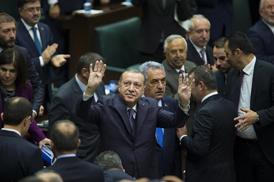 Erdoğan, grup salonuna girişinde partilileri selamladı.