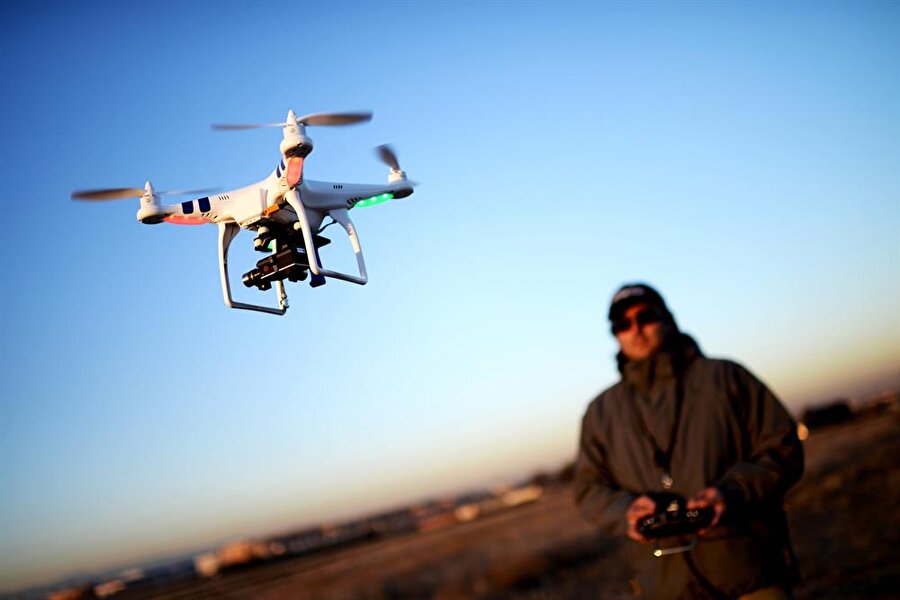 Drone'lar, mobil uygulamalar vasıtasıyla akıllı telefon ya da tabletlerden kontrol edilebildiği gibi; doğrudan uzaktan kumandalar vasıtasıyla da havalandırılabiliyor. 