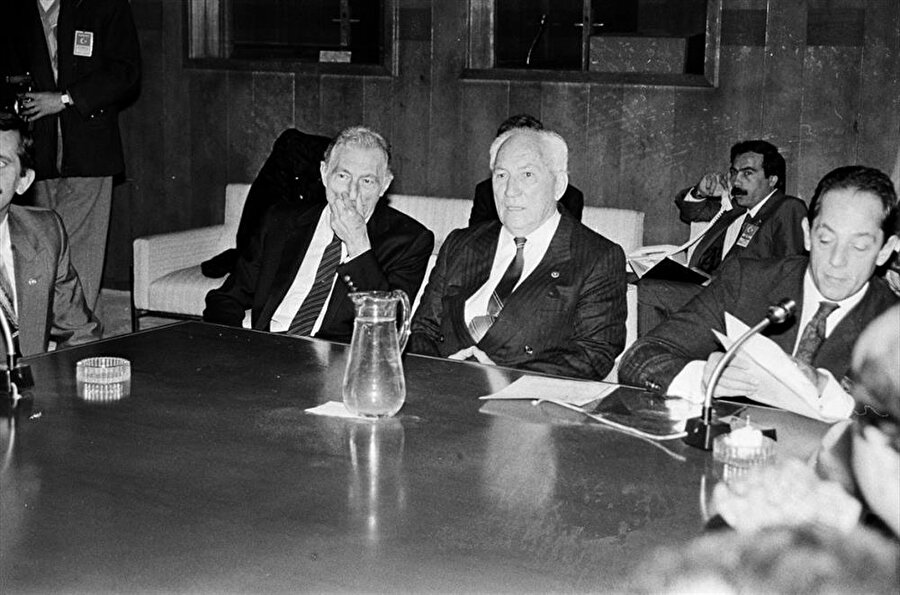 2012 yılında vefat eden Galatasaray'ın efsane başkanlarından Ali Uras (Ortada)