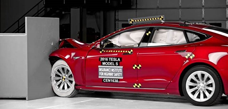 Model S güvenlik testinde. 