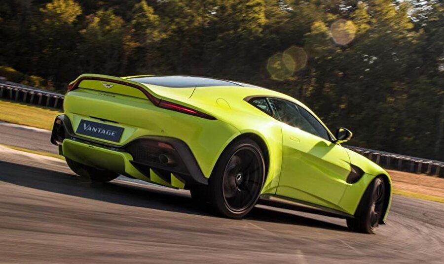 Yeni Vantage, Aston Martin'in Bond filmi için tasarladığı DB10 ve hiper otomobil Vulcan'dan izler taşıyor.
