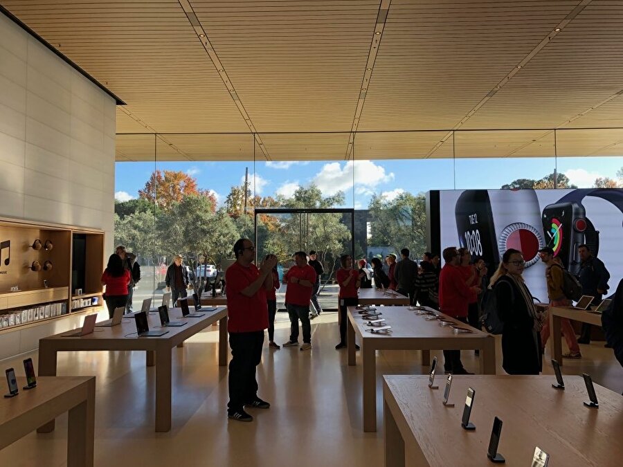 Apple'ın uzay üssü kampüsünden fotoğraflar.