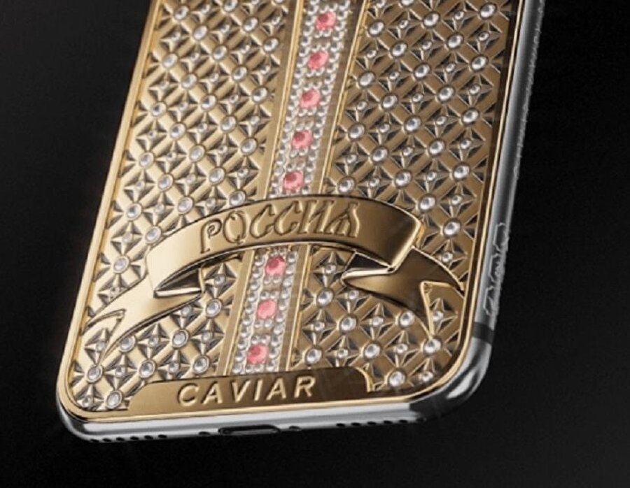 Değerli taşların yanı sıra iPhone X'un arka kısmında 14 adet da yakut yer alıyor.