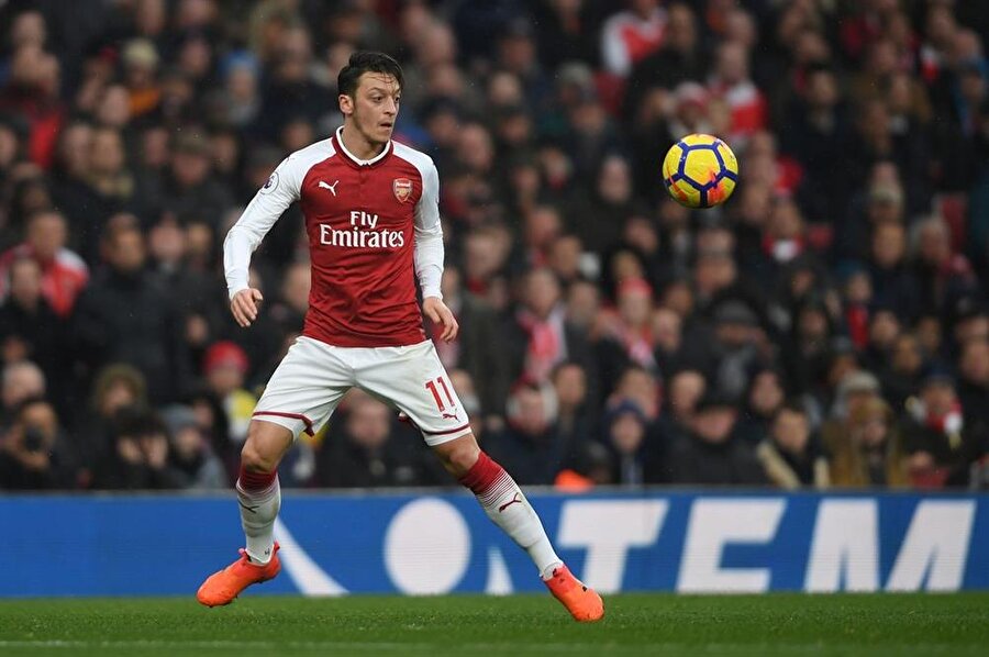Arsenal ile sözleşmesi sezon sonu erecek olan Mesut Özil, Premier Lig'de oynamaya devam etmek istediğini belirtti.
