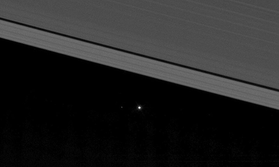 Cassini Satürn ile gezegenimizi görüntülediği an. Küçük beyaz nokta gezegenimiz. 