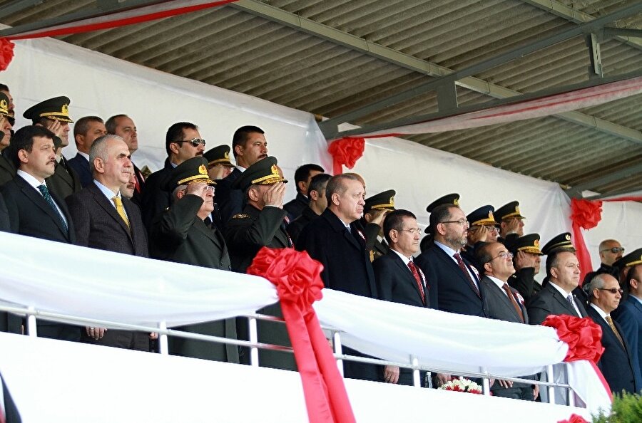 Cumhurbaşkanı Erdoğan, Erdoğan, astsubayların mezuniyet sevincine ortak oldu.