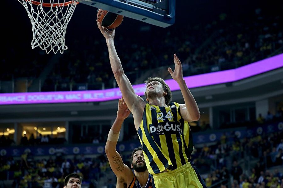 Fenerbahçe Doğuş mücadele boyunca üstün bir oyun sergiledi.