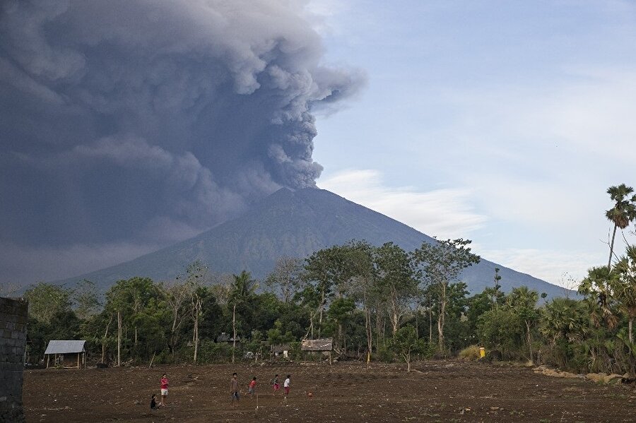 Bali Adası’ndaki Mount Agung Yanardağı kül püskürttü.