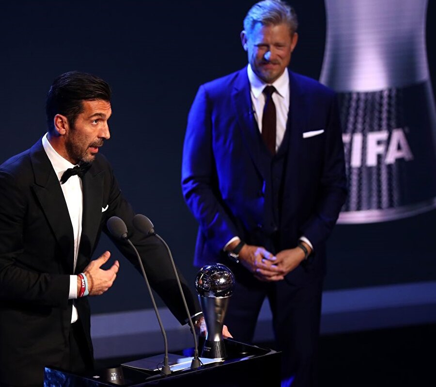 Buffon, FIFA tarafından yılın en iyi kalecisi seçildi. 