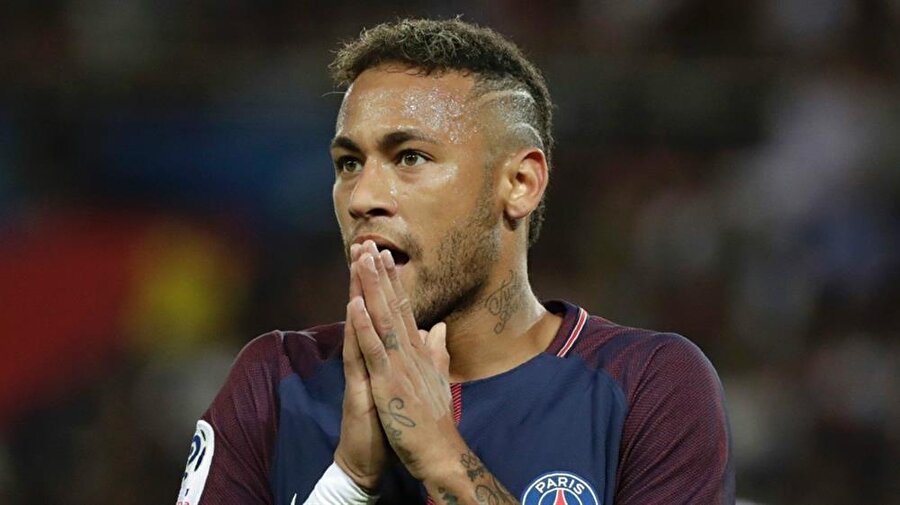 Neymar futbol kariyerini Fransa'nın Paris Saint-Germain takımında sürdürüyor. 