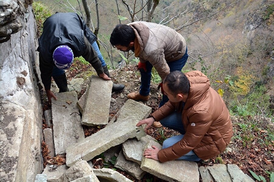 Ordu'da bulunan lahit mezar tahrip edilmiş.