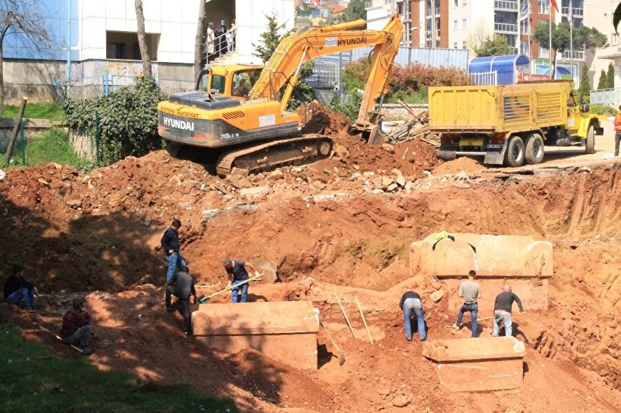 Kocaeli’nde İSU binasına ait inşaat kazısında lahit mezarlar bulundu.