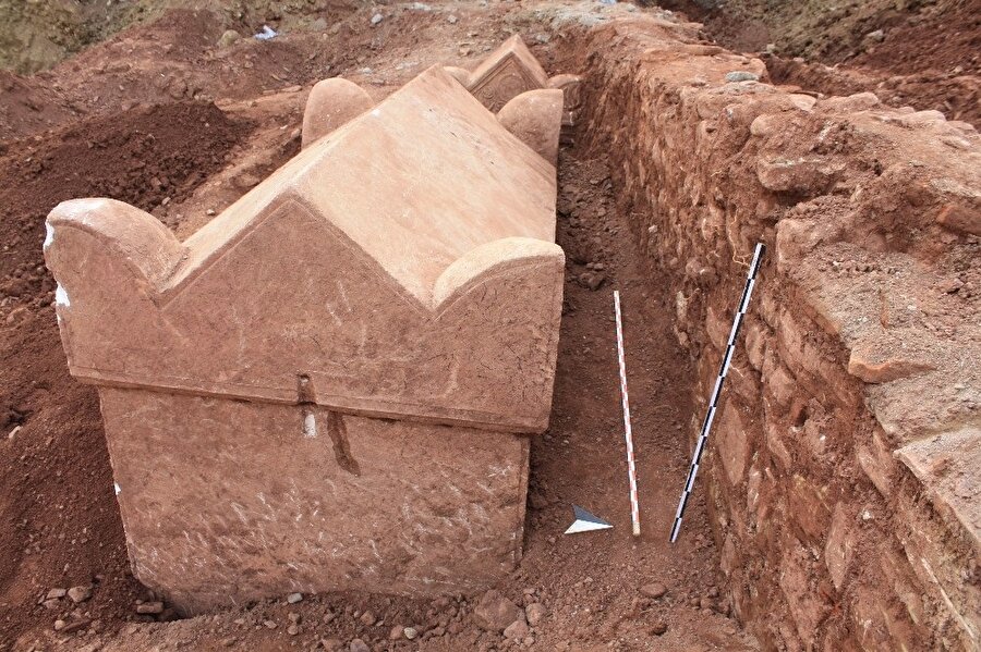 Kocaeli’nde İSU binasına ait inşaat kazısında çıkan lahit mezar.