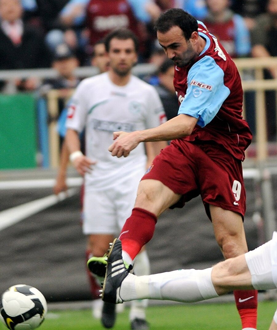 Trabzonspor formasını 2008-2010 yılları arasında 54 kez terleten tecrübeli golcü 19 gol, 16 asist kaydetmişti.