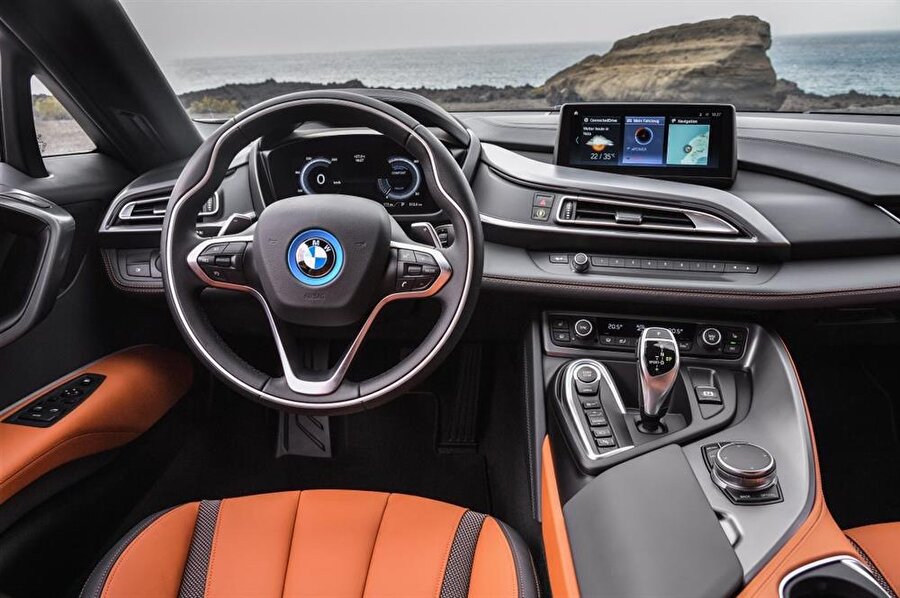 Yeni BMW i8 Coupe ve Roadster modellerinde navigasyon sistemi standart haline geliyor.