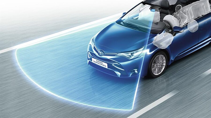 Yenilenen Toyota Safety Sense, araçta bulunan kamera ve sensörler yardımıyla yol tabelalarını algılayarak sistemi devreye sokuyor. 