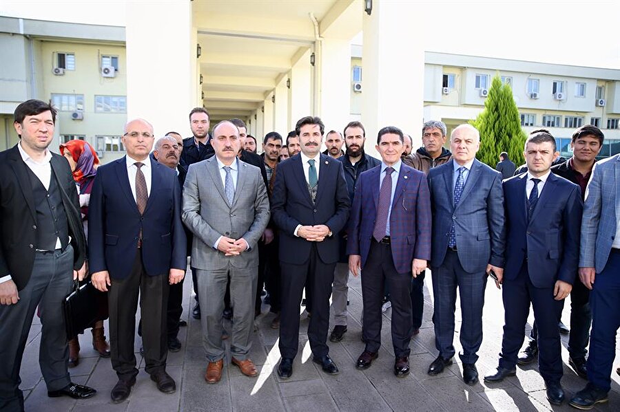 Duruşmaya AK Parti Sakarya Milletvekili ve TBMM İçişleri Komisyonu Başkanvekili Ayhan Sefer Üstün (sağ 4), AK Parti İnsan Hakları Başkan Yardımcısı ve 24. Dönem AK Parti Ağrı Milletvekili Ekrem Çelebi (sağ 3) ve AK Parti İl Başkan Fevzi Kılıç (sol 3) da katıldı.