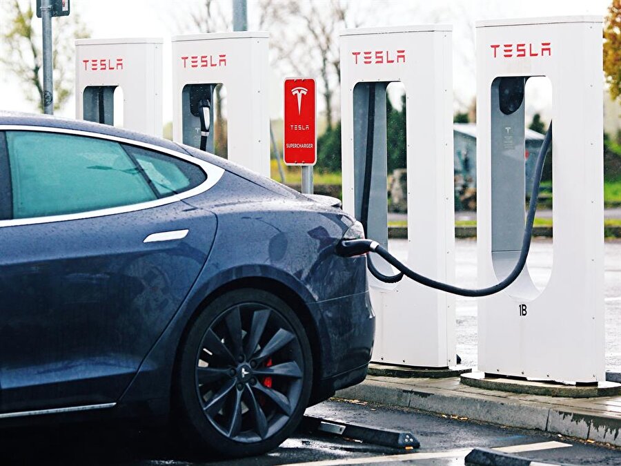 Ocak'tan sonra Tesla otomobil satın alan kişilerin yıllık olarak kullanabileceği ücretsiz şarj hakkı 400 kilowatt ile sınırlı. Bu da esasında alınacak yola bağlı olarak ortalama bir hafta ya da on günlük kullanıma denk geliyor. 