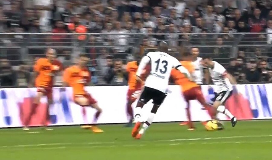 Beşiktaş taraftarının penaltı beklediği pozisyon.
